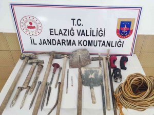 Elazığ’da Kaçak Kazı Yapan 3 Şüpheli Suçüstü Yakalandı