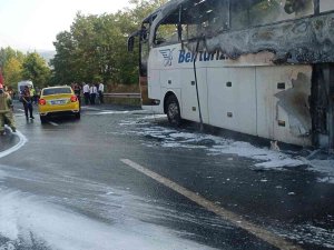Yolcu Otobüsü Alev Alev Yandı; Karayolu Ulaşıma Kapandı