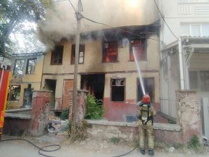 Bursa’da İki Katlı Ahşap Ev Küle Döndü