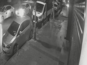 İ̇stanbul’da Servis Aracının Bankaya Daldığı Anlar Kamerada: Para Çekerken Ölümden Döndü