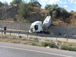 Ankara’daki Kazada Bir Tır 25 Metre Yükseklikten Yere Çakıldı
