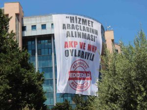 İ̇zmit’te Pankart Tartışması