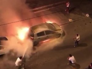 Alevler İçinde Kalan Aracı Yangın Tüpüyle Söndürmeye Çalıştılar