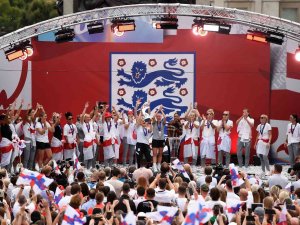 Londra’da Binlerce Kişi Kadın Futbol Takımının Şampiyonluğunu Kutladı
