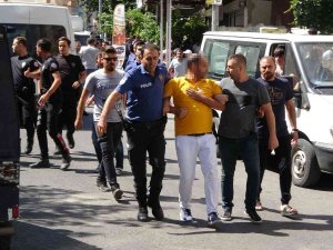 6kişinin Yaralandığı, 5 Kişinin Gözaltına Alındığı Kazada Ortalık Savaş Alanına Döndü