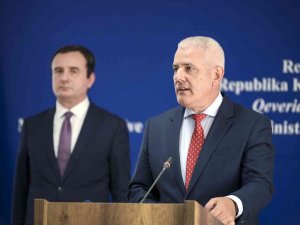 Kosova’da Sırplar, Sınırda Kurdukları Barikatları Kaldırılıyor