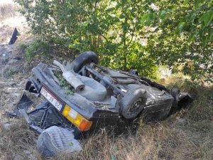 Virajı Alamayan Otomobil Tali Yola Savruldu: 3 Yaralı