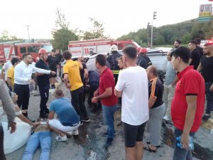 Otomobille Çarpışan Hafif Ticari Araç Takla Attı: 2 Yaralı