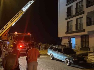 Binanın Çatısında Çıkan Yangın Vatandaşları Sokağa Döktü