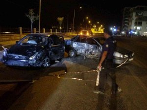 Lastiği Patlayan Otomobil Karşı Şeride Geçti: 3 Yaralı