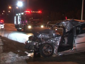 İ̇zmir’de Otomobil Kamyona Çarptı: 1 Ölü, 1 Yaralı