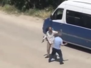 İ̇şçi Servisi İle Minibüs Şoförünün Silahlı, Sopalı Kavgası Kamerada