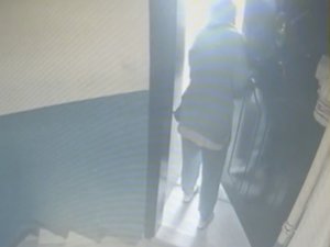 İ̇stanbul’da Kadın Hırsızlar Kamerada: Okula Başlayacak Çocuğun Kumbarasını Çaldılar