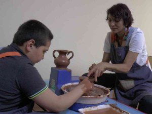 Özel Öğrenciler Çanak Yaparak Hem Eğleniyor, Hem De Öğreniyorlar