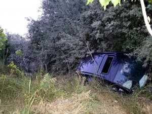 Sivas’ta Otomobil Dere Yatağına Uçtu: 3 Yaralı