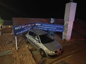 El Freni Çekilmeyen Otomobil, Çatıya Uçtu