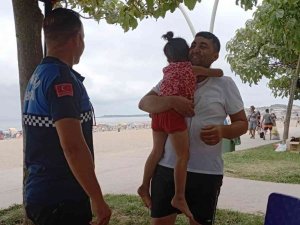 Sahilde Kaybolan Çocukları Zabıta Ekipleri Ailelerine Kavuşturdu