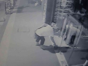 Yalova’da Çiçek Hırsızı Kameralara Yakalandı