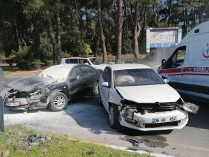 Manavgat’ta İki Otomobil Çarpıştı: 3 Yaralı