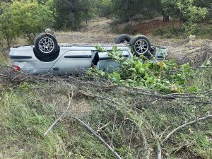 Takla Atan Otomobil Tarlaya Uçtu: 2 Yaralı