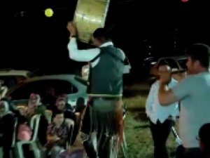 Davuluyla Şov Yaparken Sandalyeden Düştü, Kendinden Geçti Zurnayı Uçurdu