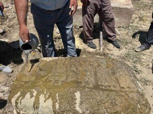 Sarıkamış’ta Üzerinde İnsan Figürleri Bulunan Taş İlgi Odağı Oldu