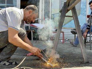 Kavurucu Sıcaklarda Demir Doğrayarak Mesleğini Sürdürüyor
