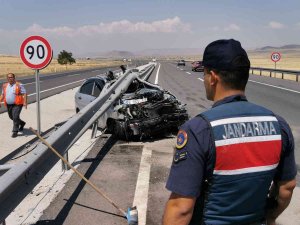 Kontrolden Çıkan Otomobil Demir Bariyere Saplandı: 3 Yaralı