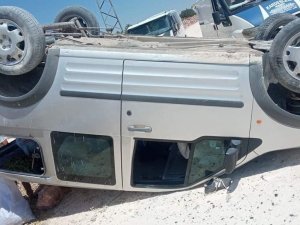 Hafif Ticari Araç Devrildi: 4 Yaralı