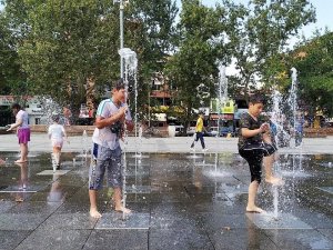 Sıcaktan Bunalan Çocukların Eğlenceli Serinliği