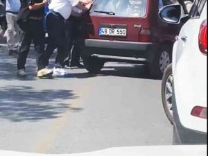 Muharrem İ̇nce Otobüsten İnip Araba İtti