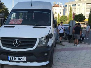 Elazığ’da Minibüs İle Otomobil Çarpıştı: 2 Yaralı
