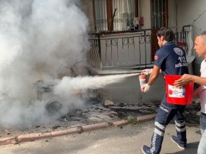 Şarj Sırasında Alev Aldı, İlk Müdahaleyi Sağlık Çalışanları Yaptı