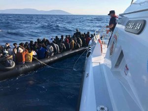 İ̇zmir Açıklarında 194 Düzensiz Göçmen Kurtarıldı, 45 Göçmen Yakalandı