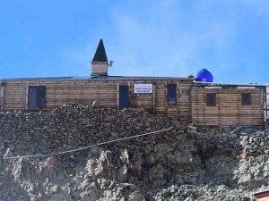 ’Uçurumdaki Mescit’ Ziyaretçilerini Hayran Bırakıyor