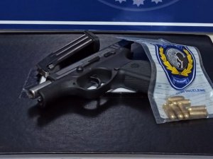Belinde Silahla Şehir Meydanında Gezerken Polise Yakalandı