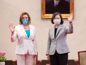 Tayvan Liderinden Pelosi’ye Şeref Madalyası