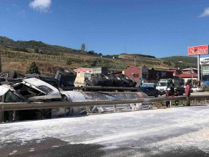 Bursa’da Tır Refüje Devrildi: 1 Yaralı