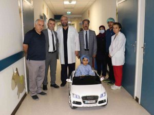 Çocuklar Ameliyata Akülü Araba İle Gidiyor