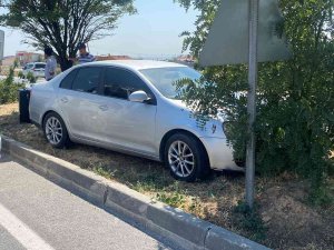 Refüje Girip Ağaçları Yıkan Otomobilde Anne Ve Oğlu Yaralandı