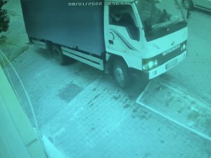 İ̇stanbul’da Faciadan Dönülen Anlar Kamerada: Kamyonet Ortalığı Savaş Alanına Çevirdi