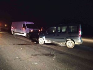İ̇ki Aracın Kafa Kafaya Çarpıştığı Kazada 1 Kişi Yaralandı