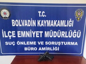 Gündüz Silahla Dolaştığı İhbar Edilen Şahsı Polis Gece Düğünde Yakaladı