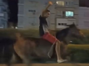 İ̇zmir’de At Sırtında Trafiğe Çıktı