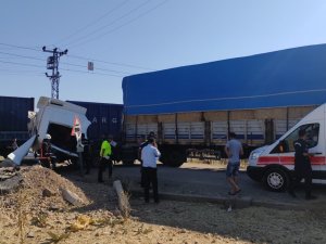 Yük Treni İle Tır Çarpıştı:1 Yaralı