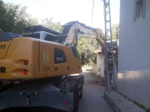 Osmangazi’de Metruk Binalar Huzur Ve Güvenlik İçin Yıkılıyor