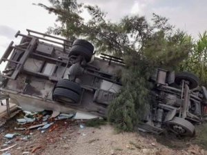 Antalya’da Kamyon İle Tur Otobüsü Çarpıştı: 1 Ölü, 6 Yaralı