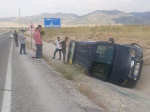 Kontrolden Çıkan Minibüs Devrildi: 3 Yaralı