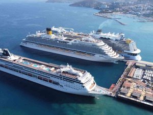 Kuşadası’na 3 Dev Gemi İle 8 Bin 270 Turist Geldi