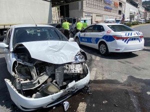 Otomobil İle Ambulans Çarpıştı: 3 Yaralı